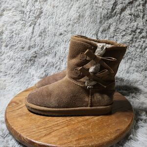 Koolaburra By UGG Victoria Girls Size 3 Short Ribbon Brown Chestnut Suede Boots